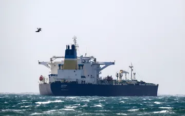 Нефтяной танкер DEYNA на фоне морской волны, символизирующий конфискованные суда России, которые ЕС планирует легализовать для продажи нефти