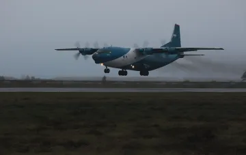 Турбовинтовой самолет Ил-76 в момент взлета, иллюстрирующий текущее состояние и вызовы российской авиационной отрасли.