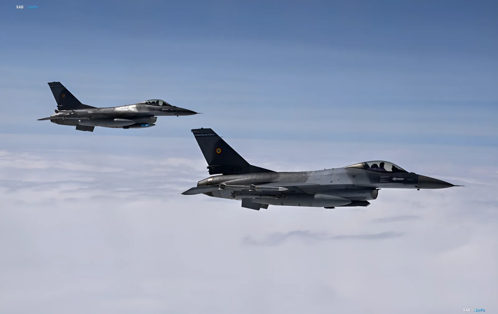 Румынские истребители F-16 в полете над облаками, обеспечивая защиту воздушного пространства НАТО