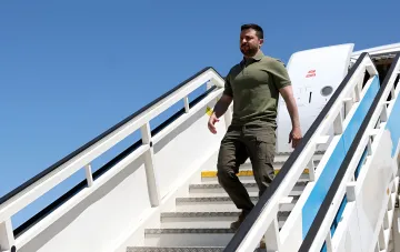 Президент Украины Владимир Зеленский спускается по трапу самолета в США в ходе визита для встречи с Дональдом Трампом и прощания с Линдси Грэмом