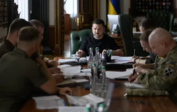 Президент Украины Владимир Зеленский на совещании с военными, обсуждающими расширение дальнобойных ударов по России до Сибири и Урала