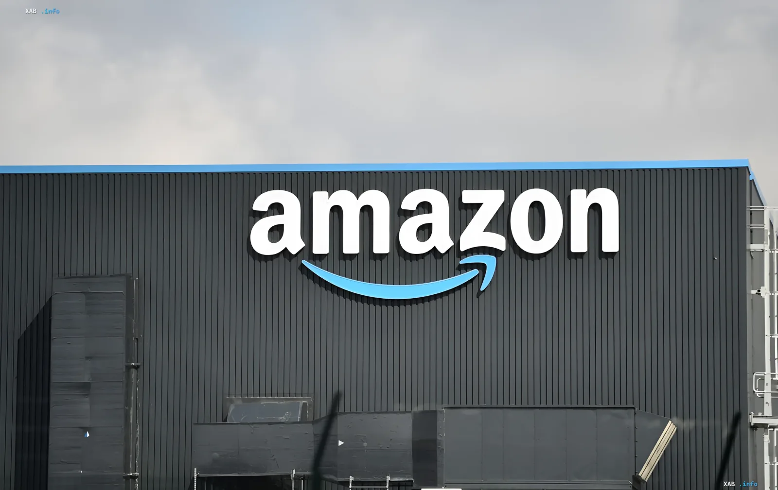 Логотип Amazon на фасаде склада — символ амбициозного проекта спутникового интернета, направленного против Starlink