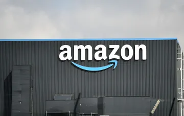 Логотип Amazon на фасаде склада — символ амбициозного проекта спутникового интернета, направленного против Starlink