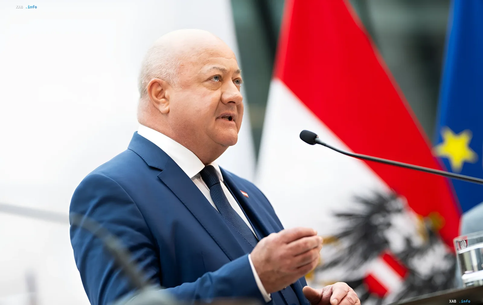 Канцлер Австрии Карл Нехаммер выступает с речью на фоне австрийского флага, объявляя о реформе военной службы: увеличение срока и почти двукратный рост зарплаты призывников