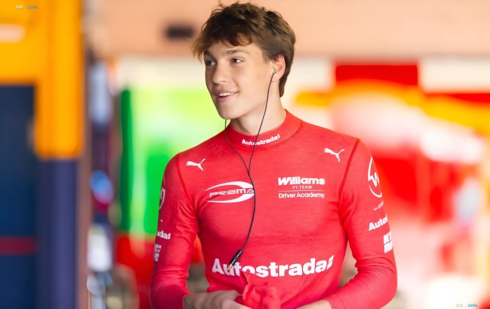 Александр Бондарев в красной форме Williams F1 Team Driver Academy, улыбающийся и готовый к гонке в Italian F4