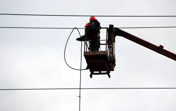Энергетики в СИЗ на подъемнике ремонтируют поврежденную ЛЭП в Севастополе после атаки дронов