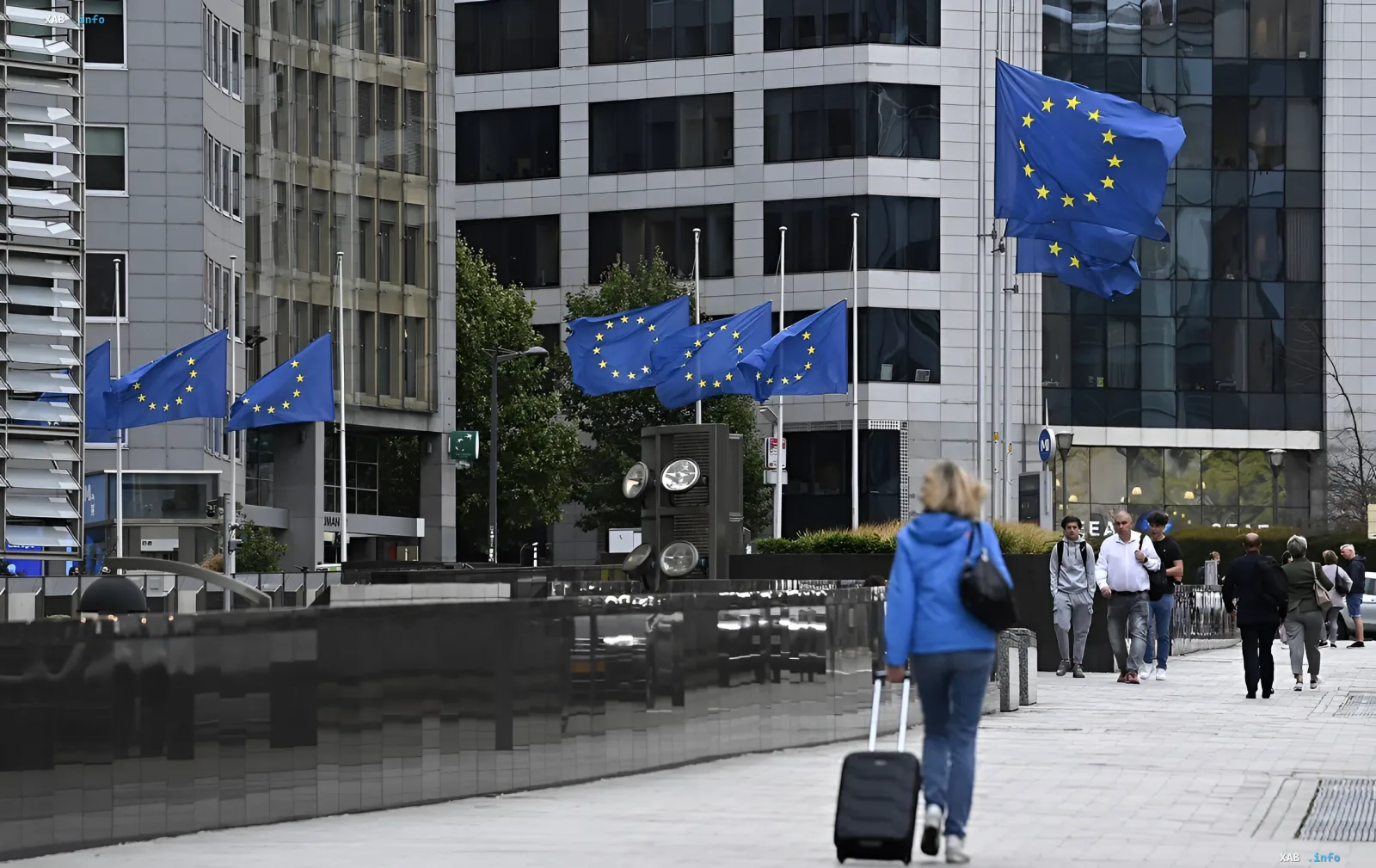 Флаги Европейского Союза у здания Европарламента: символ изменений в санкционной политике ЕС