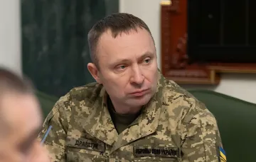 Генерал-лейтенант Сергій Драпатий у військовій формі під час брифінгу, обговорюючи фейкову кампанію проти нього