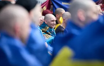 Военнослужащий в форме с флагом Украины среди коллег — символ единства и работы штаба по военнопленным