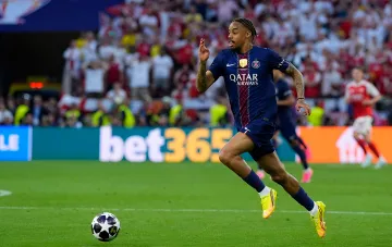 Haris Barcola im PSG-Trikot mit Ball auf dem Platz, diskutierte Transfergebühr von 170 Mio. Euro als Ersatz für Salah bei Liverpool