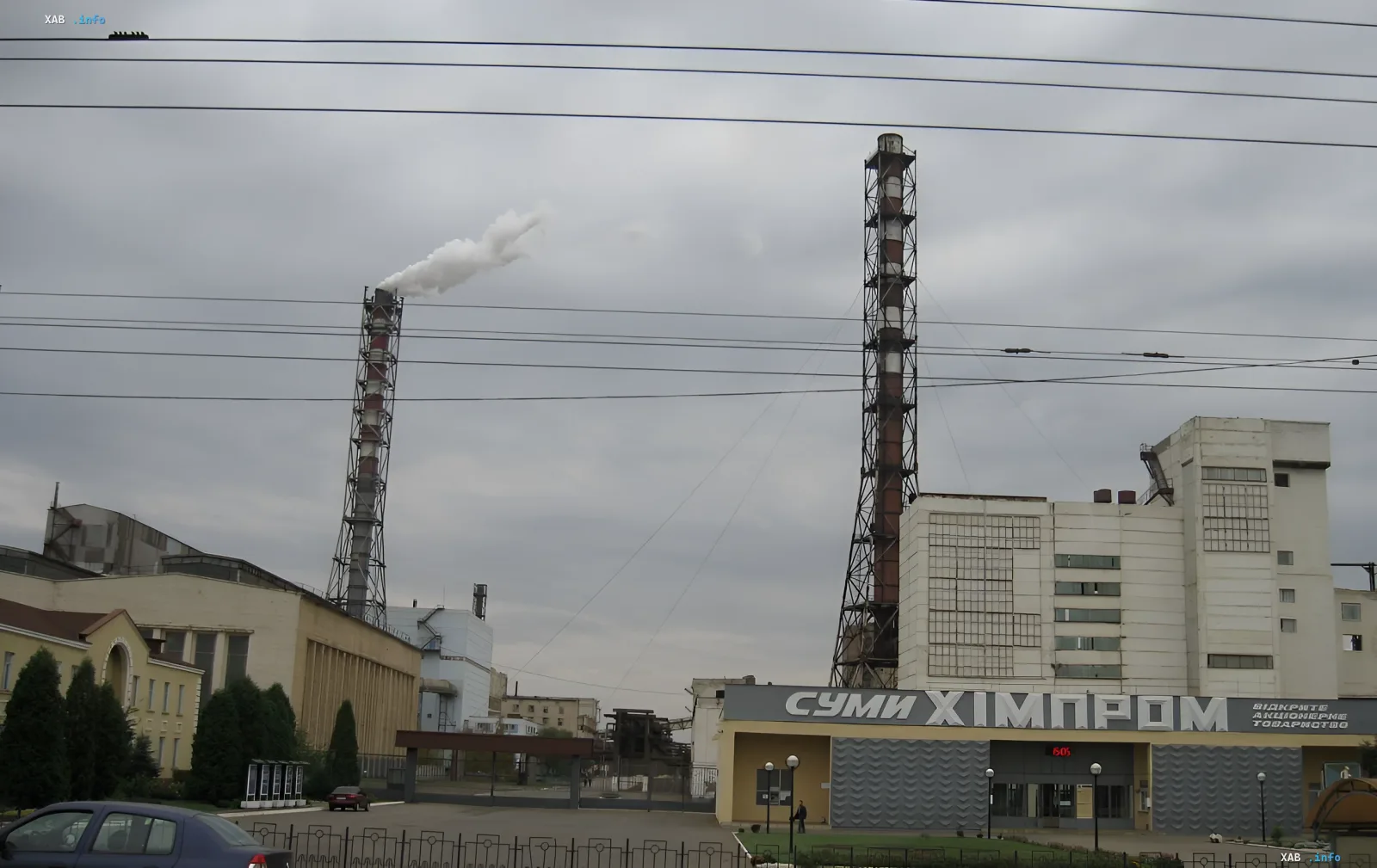 Производственные мощности и дымовые трубы завода «Сумыхимпром» в Сумах, объект предстоящих аукционов по продаже госактивов в октябре 2026 года.