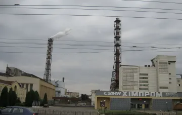 Производственные мощности и дымовые трубы завода «Сумыхимпром» в Сумах, объект предстоящих аукционов по продаже госактивов в октябре 2026 года.