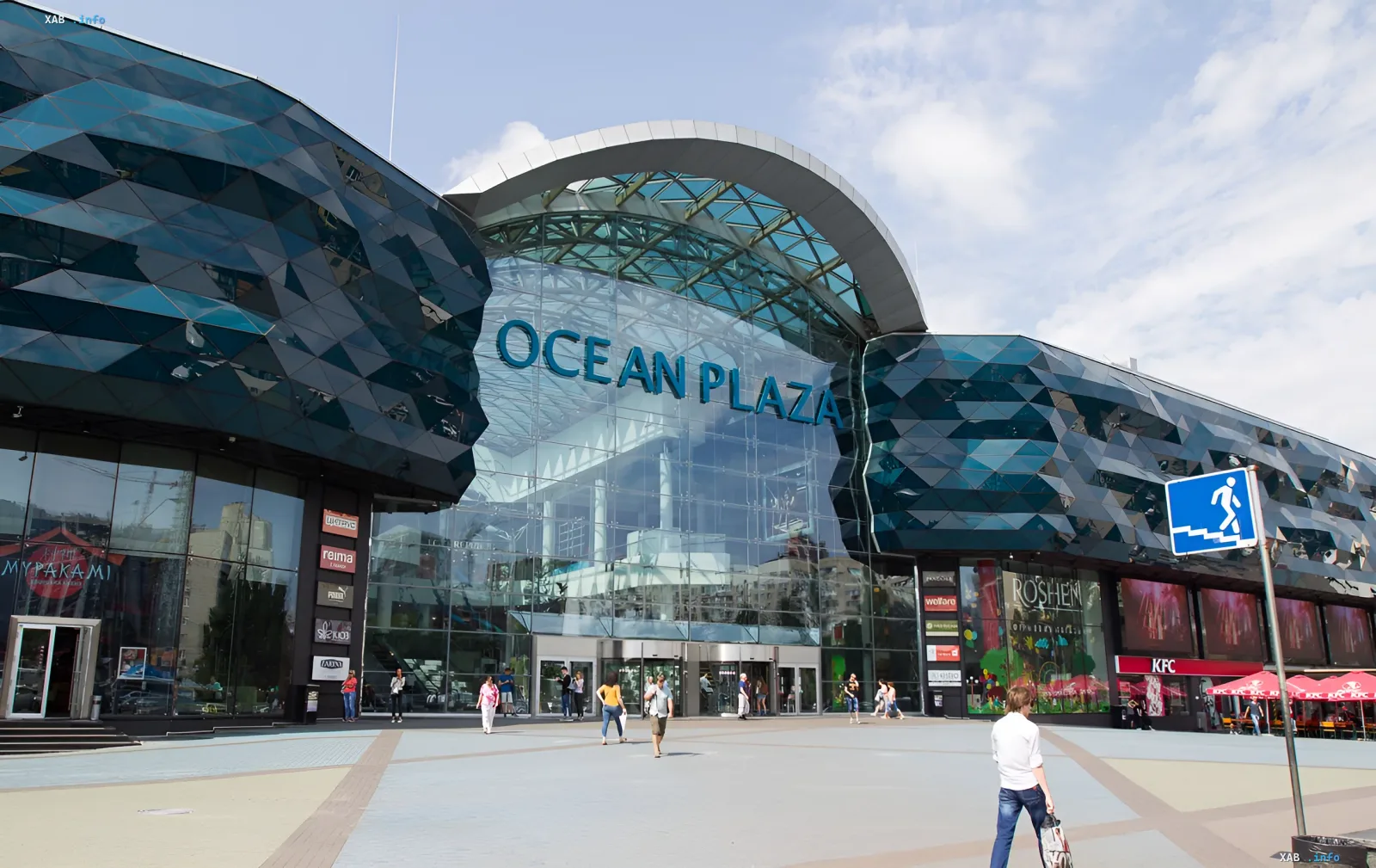 Фасад торгового центра Ocean Plaza в Днепре, который Украина планирует приватизировать за $100 млн