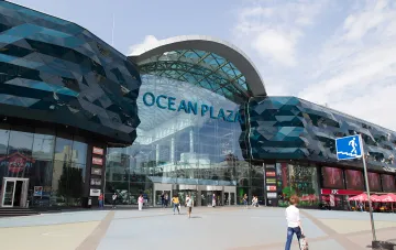 Фасад торгового центра Ocean Plaza в Днепре, который Украина планирует приватизировать за $100 млн
