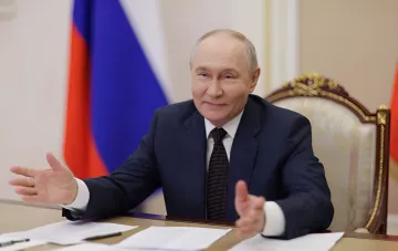 Владимир Путин за столом с документами, обсуждает расширение армии на 27 тысяч человек