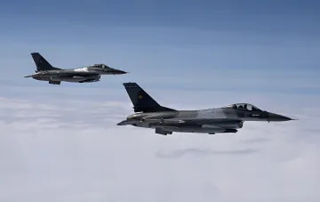 Румынские истребители F-16 в полете: символ высокой цены безопасности после сбития дронов
