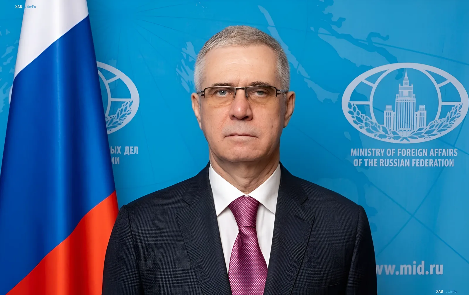 Министр иностранных дел России Сергей Лавров на фоне флага РФ и эмблемы МИД в контексте дипломатического скандала с Румынией