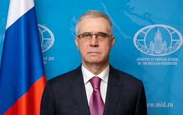 Министр иностранных дел России Сергей Лавров на фоне флага РФ и эмблемы МИД в контексте дипломатического скандала с Румынией