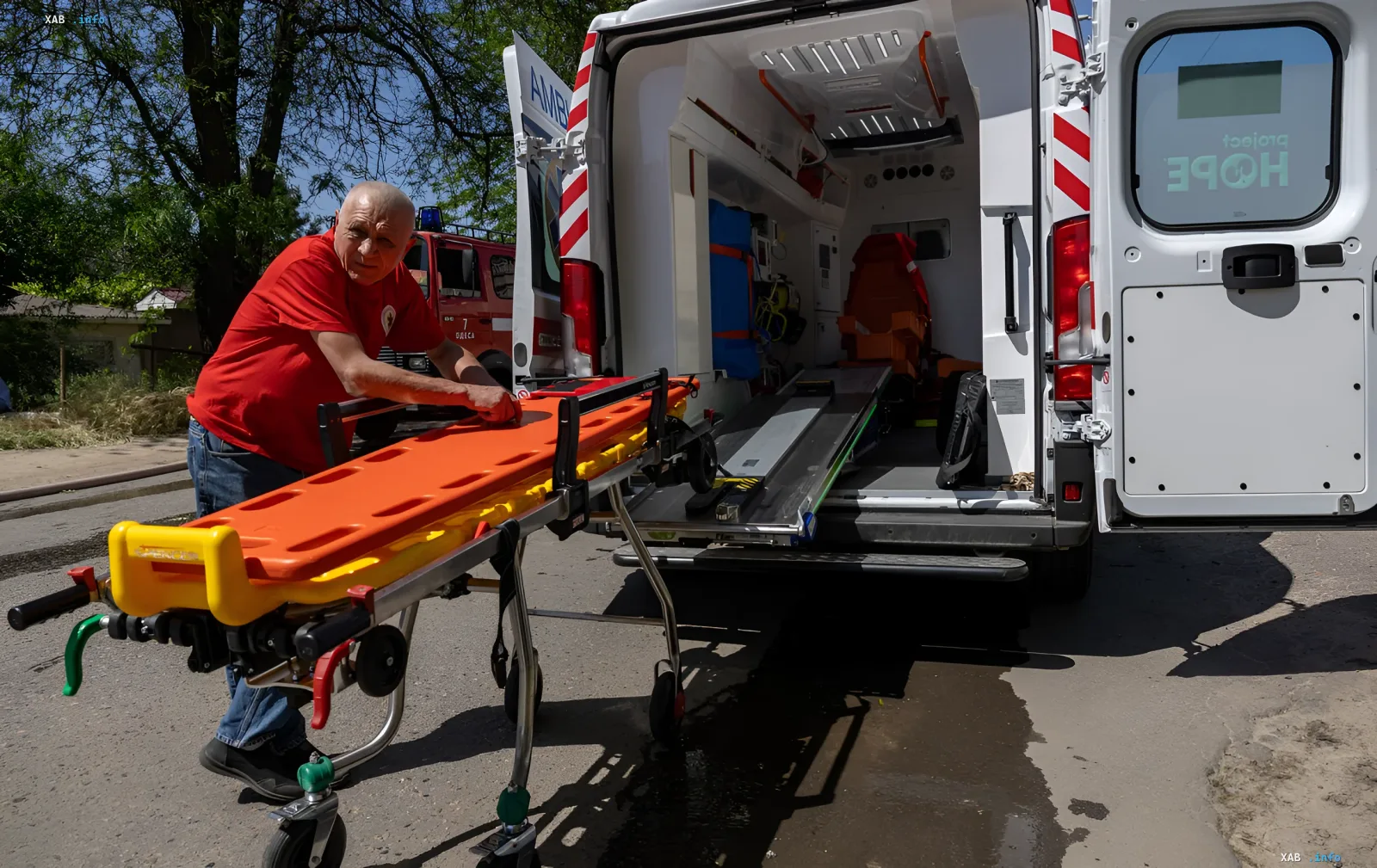 Mediziner bereitet Trage bei Rettungswagen in Saporischschja nach KAB- und Drohnenangriffen vor