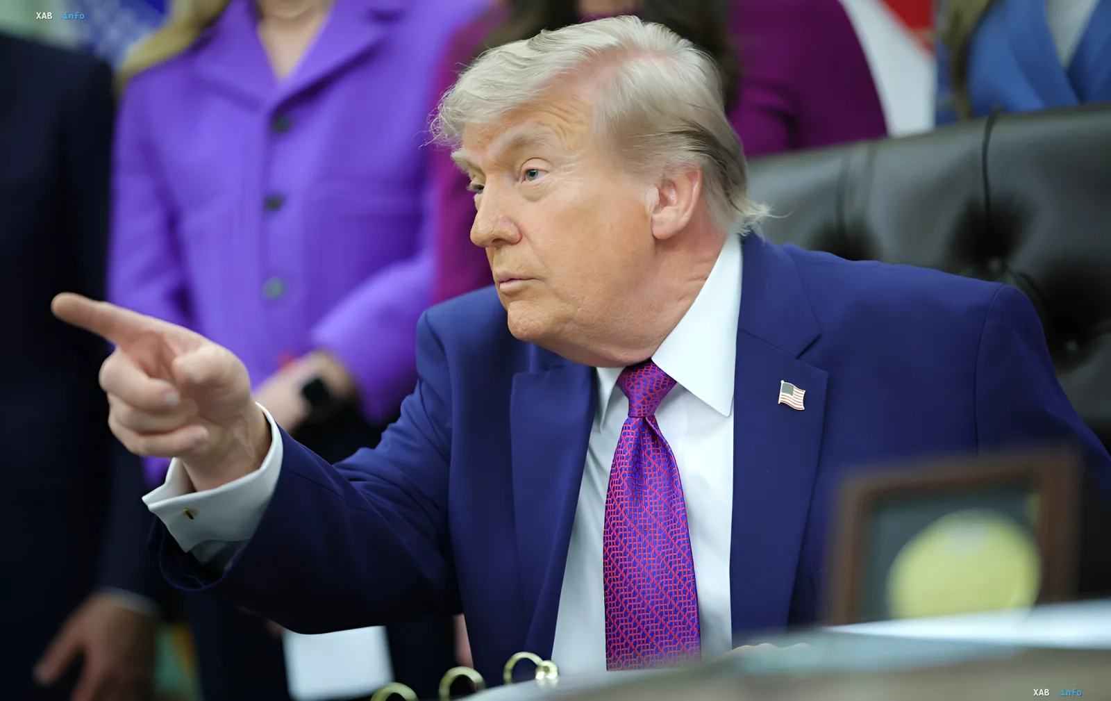 Дональд Трамп указывает пальцем, комментируя заявление Зеленского о передаче Россией Ирану данных об американских базах