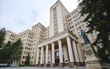 Главный корпус Харьковского национального университета имени В. Н. Каразина с колоннадой и памятником, иллюстрирующий новость о росте стоимости обучения почти на 40%