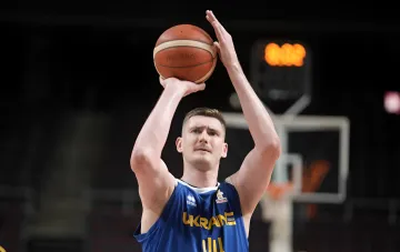 Украинский баскетболист Дмитрий Скапинцев в форме сборной Украины выполняет бросок мяча Molten