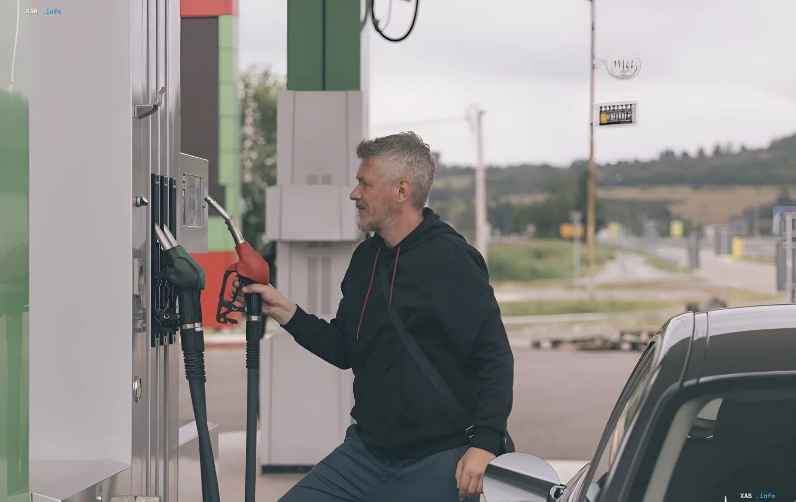 Ein Mann tankt ein Auto an einer Tankstelle, was das Thema des Schutzes von Tankstellen an der Front in der Ukraine illustriert