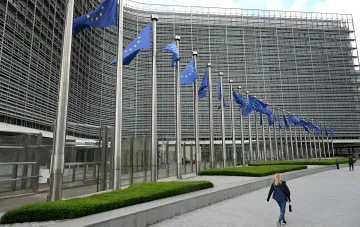Флаг Евросоюза перед зданием Европарламента: ЕС готовит рекордный санкционный пакет против 1600 российских компаний