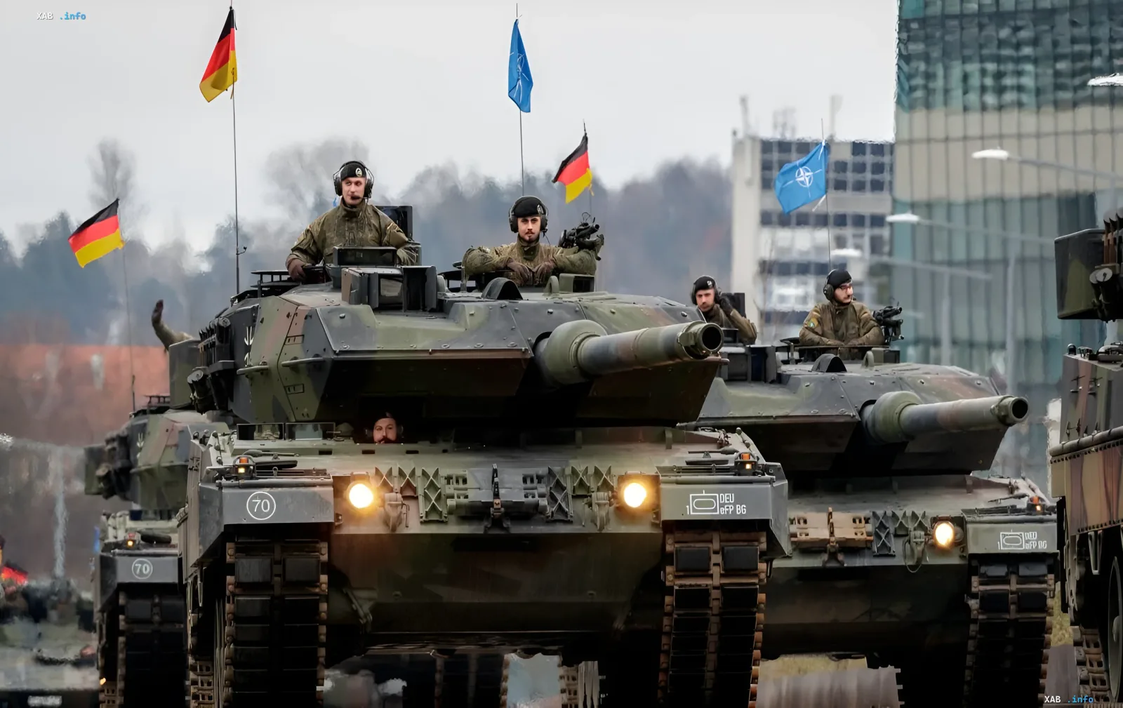 Немецкие танки Leopard 2A7 с флагами Германии и НАТО на учениях, иллюстрирующие сокращение закупок боеприпасов Rheinmetall в 2027 году