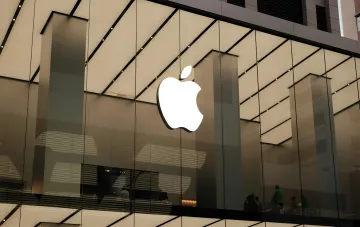 Apple Store Fassade mit Logo, die die Ankündigung von iOS 26.6 mit Siri-Revolution und Diebstahlschutz symbolisiert