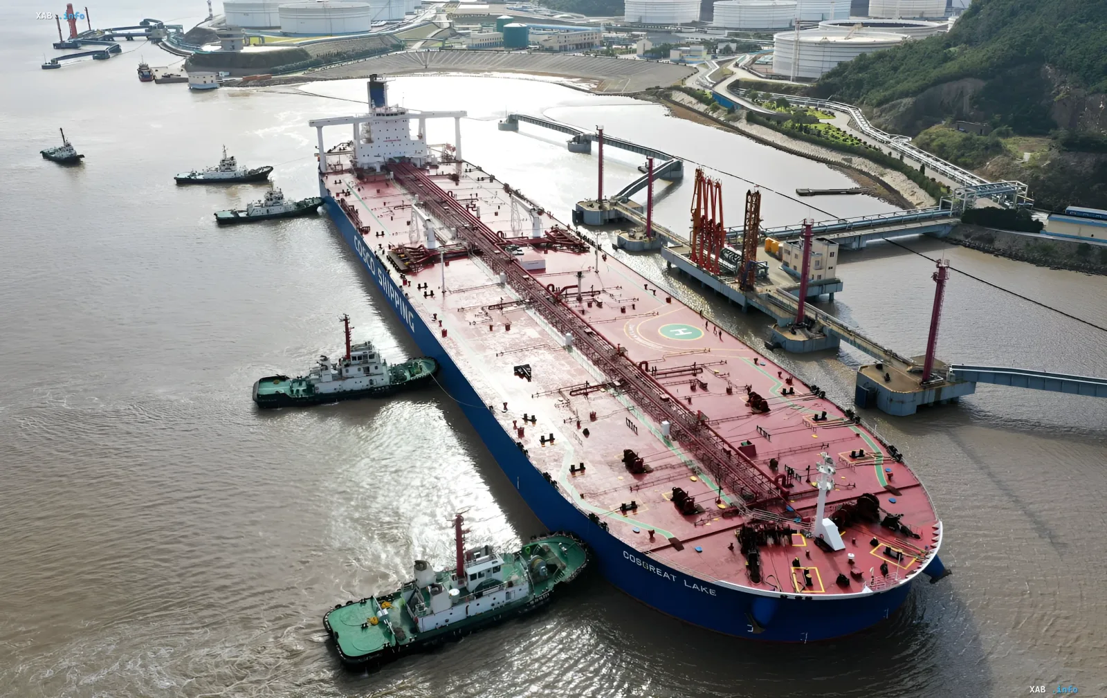 Китайский танкер COSCO Great Lake под эскортом буксиров у причала нефтехимического терминала — символ дипломатического успеха Пекина в обеспечении безопасного прохода судов через Красное море