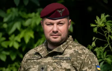 Генерал-лейтенант Сергей Апостол в военной форме с беретом, кандидат на пост главнокомандующего ВСУ