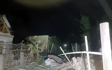 Разрушенный дом в Сумах после российского авиаудара ночью, обломки и поврежденные стены