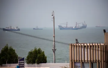 Танкеры и грузовые суда в Ормузском проливе на фоне предложения Омана о платном транзите для Ирана