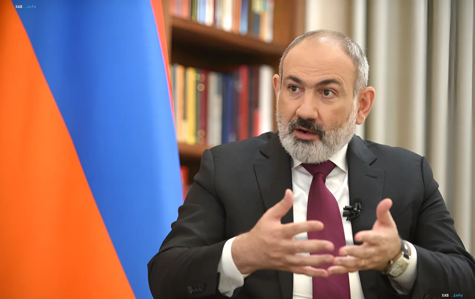 Прем'єр-міністр Вірменії Нікол Пашинян під час офіційного виступу, на тлі прапора Вірменії, обговорює питання референдуму про вступ до ЄС