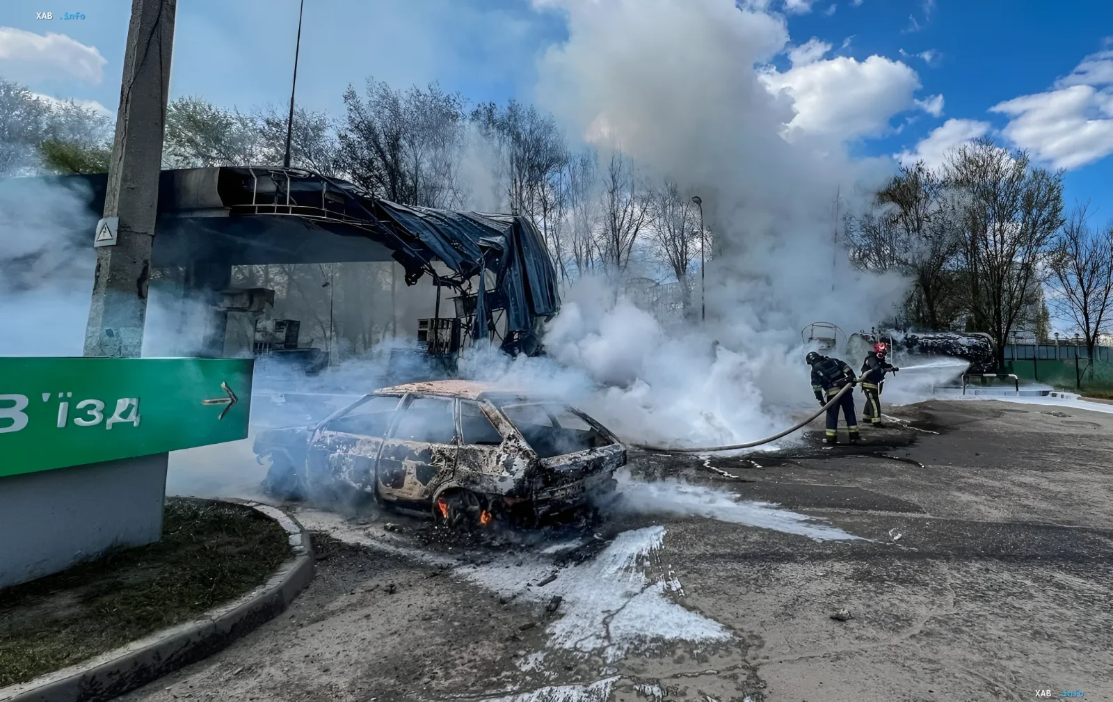 Пожежа на заправці в Харківській області: пожежники гасять загорілий автомобіль та пошкоджене навіс