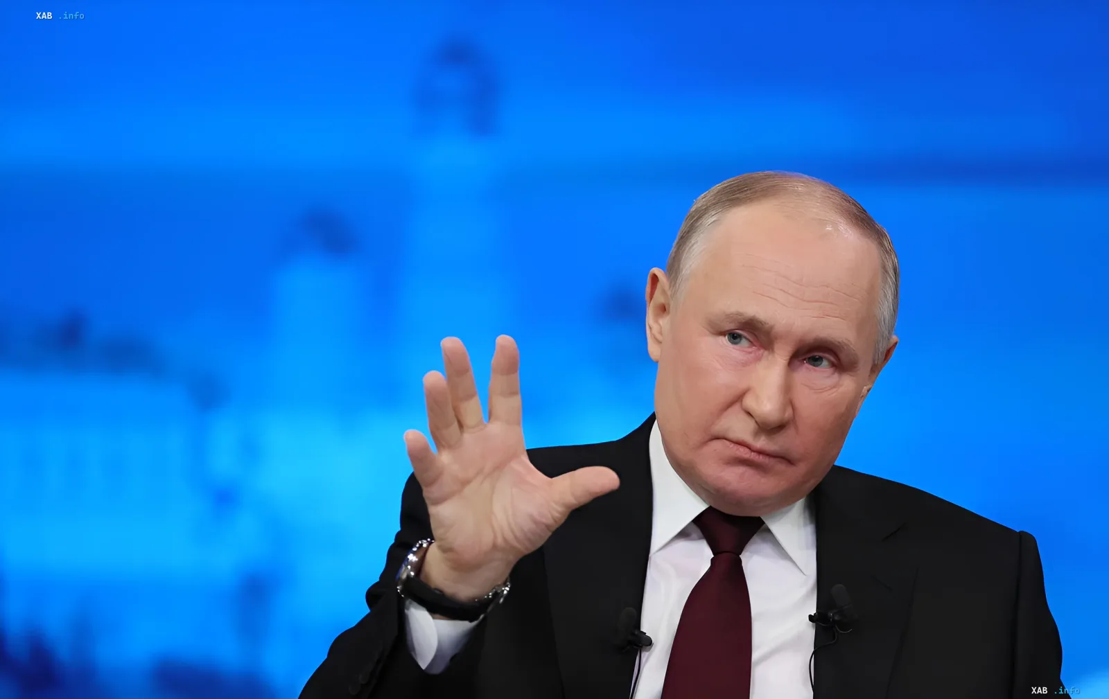 Владимир Путин жестикулирует во время выступления, обсуждая ответственность за войну и роль Госдумы