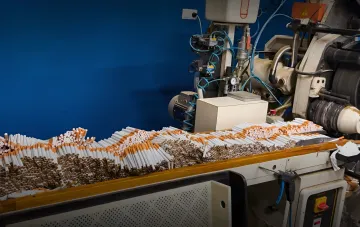 Illegale Zigarettenfabrik: automatisierte Produktionslinie mit fertigen Produkten, von BEE und Polizei zerstört