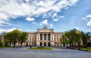 Главный корпус Львовской Политехники, входящей в рейтинг вузов Львова 2025, на фоне ясного неба