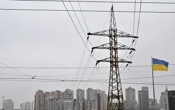 Электросеть и флаг Украины на фоне города: тарифы «Укрэнерго» вырастут на 25%