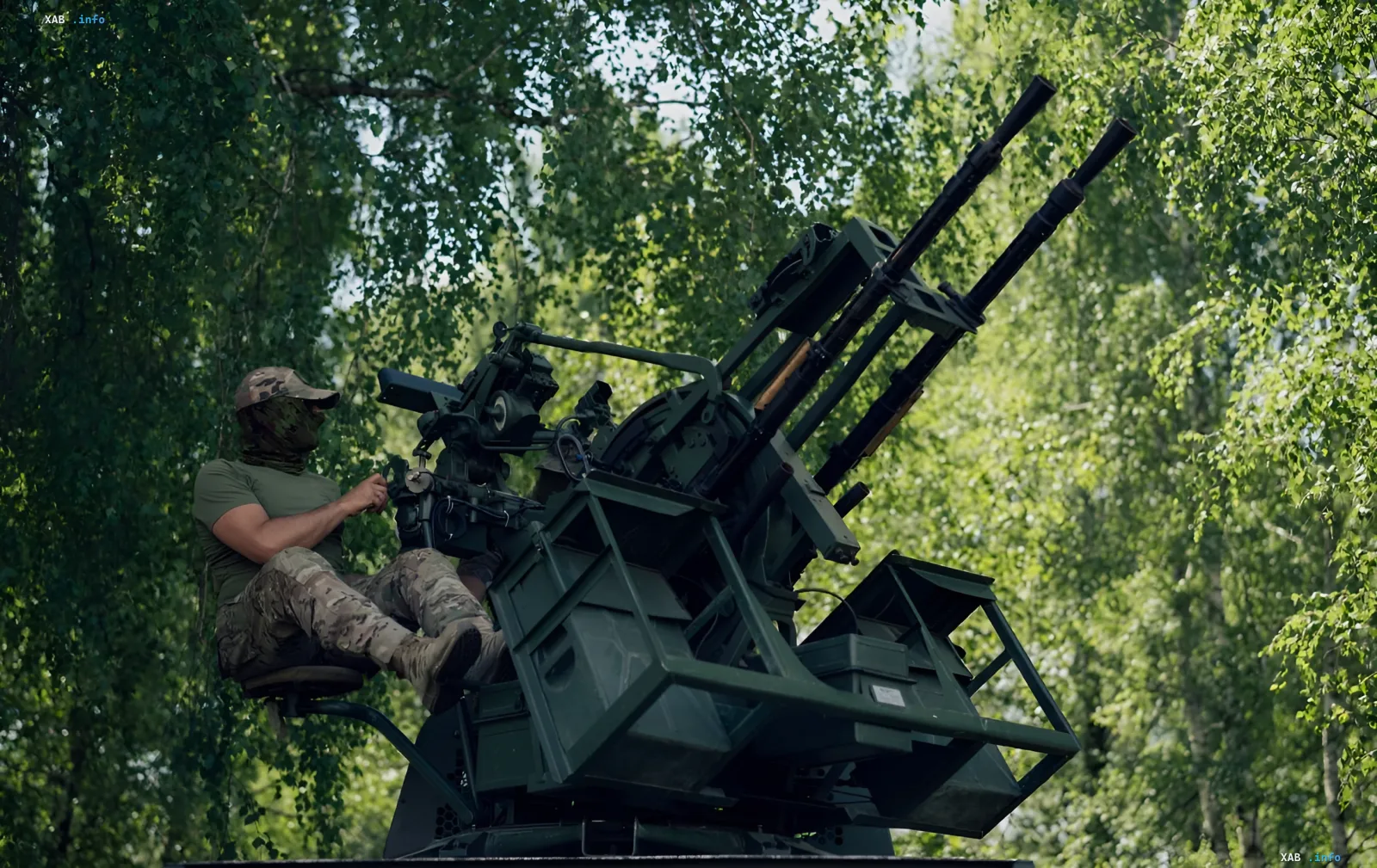 Оператор системи SkyLock керує зенітною установкою в лісі для захисту від дронів