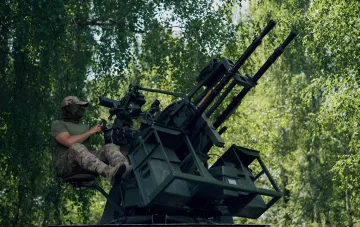 Bediener des SkyLock-Systems steuert eine Flugabwehranlage im Wald zum Schutz vor Drohnen