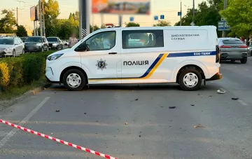 Машина взрывотехнической службы полиции Украины на месте взрыва кроссовера в центре Одессы, где погиб водитель и перекрыто движение