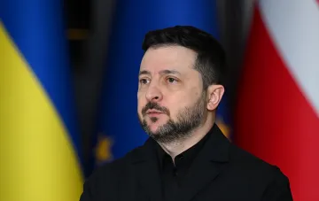 Президент Украины Владимир Зеленский на фоне флагов Украины и ЕС, обсуждая политику в отношении Федорова