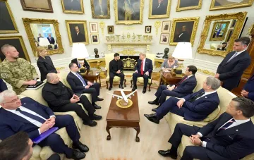 Президент Украины Зеленский и Дональд Трамп в Овальном кабинете с моделью самолета на столе