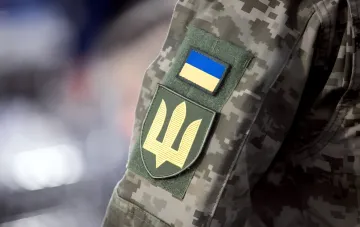 Патчи украинской армии на камуфляжной форме: тризуб и флаг Украины, символизирующие 425-й полк «Скеля» в контексте расследования проблем