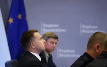 Адам Шлапка на пресс-конференции в Польше, обсуждающий обвинения в разжигании ненависти к украинцам