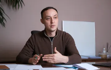 Мужчина в офисе обсуждает новые санкции против России, связанные с лоббированием закона в Конгрессе США