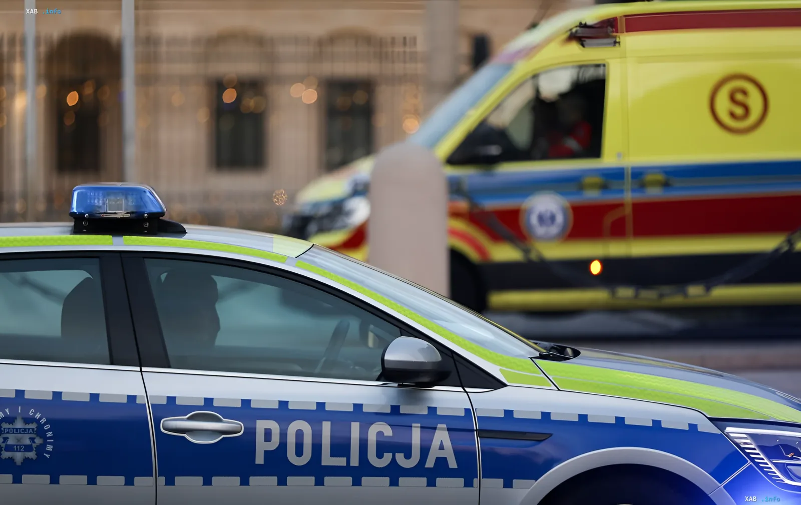 Полицейская машина и скорая помощь в Вроцлаве на фоне здания суда — реакция на избиение украинцев