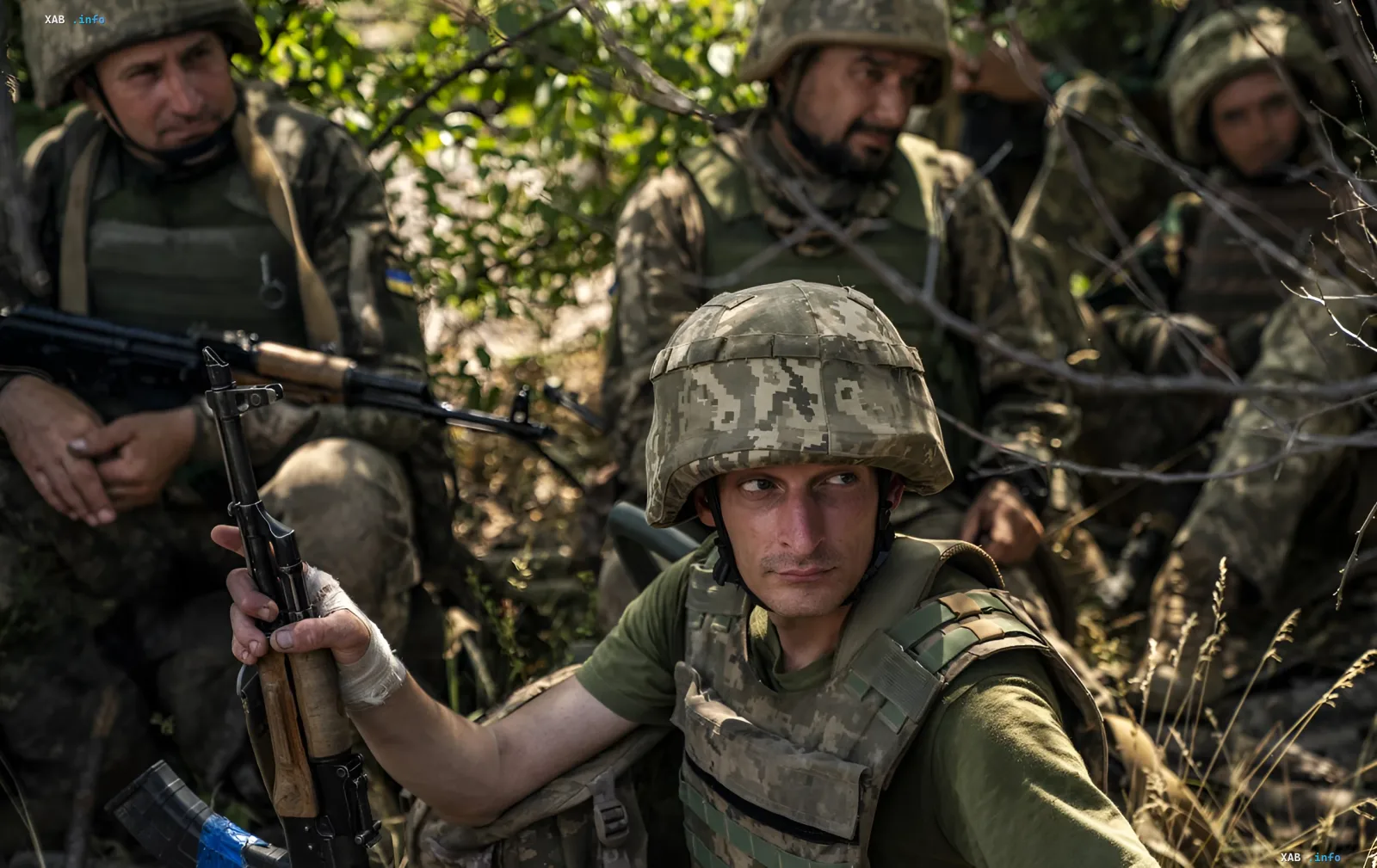 Украинские военнослужащие в полевых условиях, символизирующие необходимость пересмотра системы распределения личного состава Генштабом ВС Украины